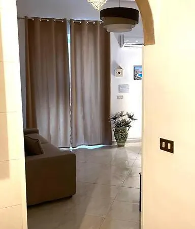 Mona House Accogliente Casa アパート パレルモ